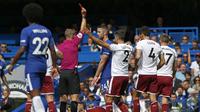 Wasit Craig Pawson memberikan kartu merah kepada bek tengah Chelsea, Gary Cahill (tengah) setelah melanggar gelandang Burnley, Steven Defour, pada laga perdana Premier League 2017-2018, di Stadion Stamfrod Bridge, London, Sabtu (12/8/2017) malam WIB.  (AF