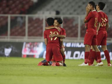 Pemain Timnas Indonesia U-16, Faizal Shaifullah, memeluk Ahmad Athallah usai melawan China pada Kualifikasi Piala AFC U-16 2020 di SUGBK, Jakarta, Minggu (22/9). Kedua negara bermain imbang 0-0. (Bola.com/Vitalis Yogi Trisna)
