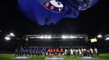 Para pemain Chelsea dan Qarabag bersiap bertanding pada Grup C Liga Champions di Stamford Bridge, London, Inggris (12/9). Chelsea menang telak atas Qarabag 6-0. (AFP Photo/Ben Stansall)