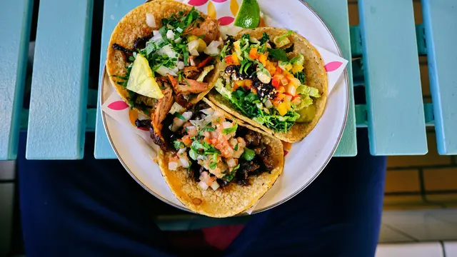 Contoh ilustrasi Taco salad