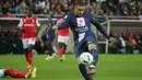 Kylian Mbappe. Striker Prancis berusia 24 tahun yang sejak awal musim 2018/2019 memperkuat PSG ini menjadi pemain dengan kontribusi gol terbanyak di Liga top Eropa bersama PSG selama tahun 2022. Ia total berkontribusi atas 45 gol dari 33 laga di Liga Prancis dengan rincian mencetak 32 gol serta menyumbang 13 assist. (AFP/Francois Nascimbeni))