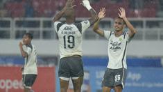 Selebrasi pemain Persib Bandung Muhammad Rezaldi Hehanussa (kanan) dan David Da Silva dalam pertandingan pekan ke-21 BRI Liga 1 2022/2023 melawan PSIS Semarang, Selasa (31/1/2023). Debut Rezaldi bersama Maung Bandung berbuah manis setelah memberikan assist bagi gol ketiga yang dicetak oleh David Da Silva. (Dok. Persib Bandung)