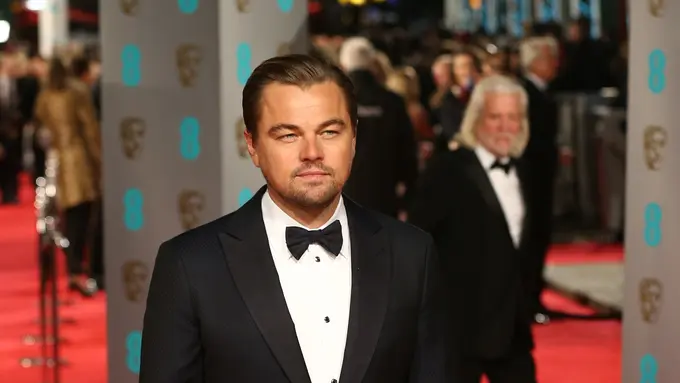 Leonardo DiCaprio diduga telah menerima uang hasil korupsi. (AFP/Bintang.com)