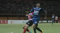 Marquee player Arema FC, Juan Pablo Pino, mengalami cedera hamstring saat kalah dari Madura United. (Bola.com/Iwan Setiawan)