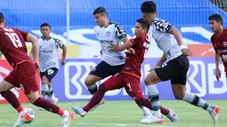Dalam laga 90 menit yang dilangsungkan di Stadion I Gusti Ngurah Rai, Denpasar, Bali, pertandingan berjalan ketat dimana kedua tim saling beradu serangan dan menciptakan beberapa peluang. (Bola.com/Nandang Permana)