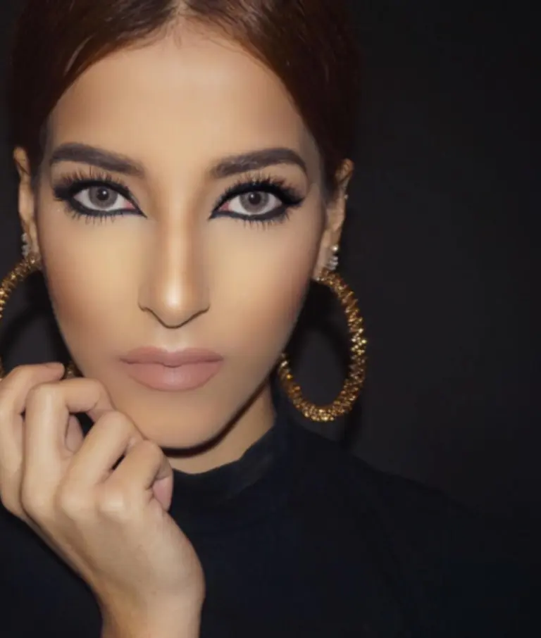 Tampil glamour dan elegan dengan makeup ala Kim Kardashian. (Sumber Foto: Instagram/@tasyafarasya, Digital Imaging: Nurman Abdul Hakim/Bintang.com)