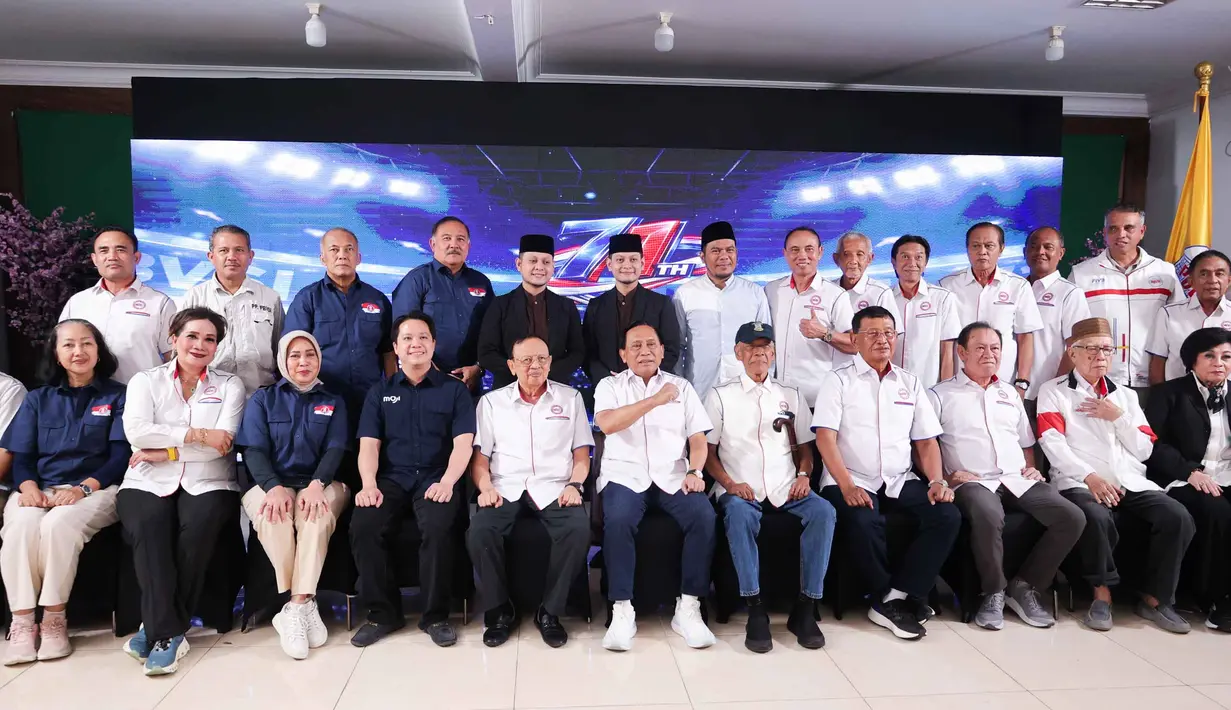 Ketua Umum Persatuan Bola Voli Seluruh Indonesia (PBVSI), Imam Sudjarwo (tengah) berfoto bersama pengurus saat syukuran peringatan Hari Ulang Tahun (HUT) PBVSI ke-71 di Gedung Serbaguna Padepokan Voli Sentul, Bogor, Jawa Barat, pada Kamis (26/2/2026) sore hari WIB. (Bola.com/Abdul Aziz)