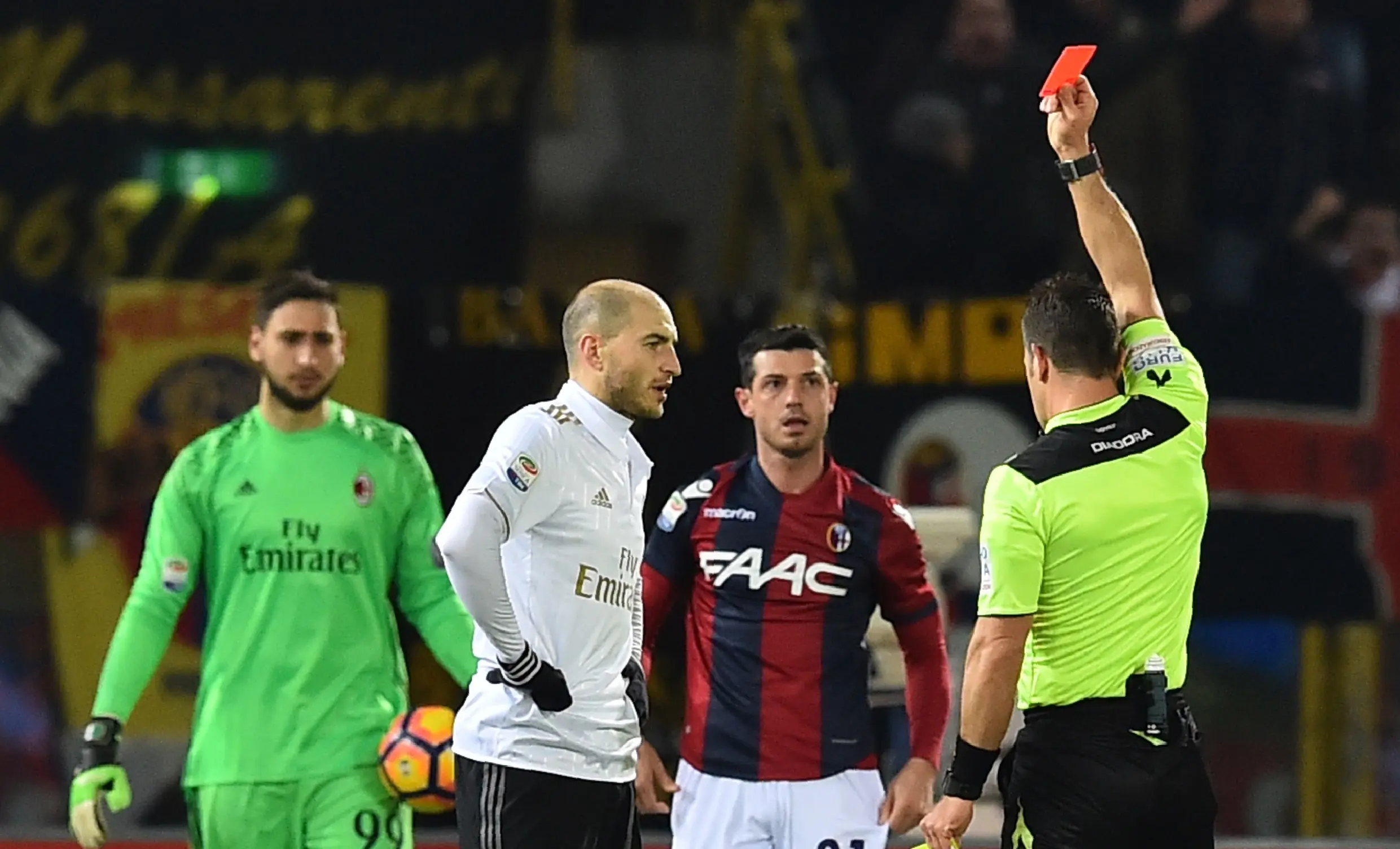 Gabriel Paletta mendapat kartu merah di sebuah pertandingan. (AFP/Giuseppe Cacace