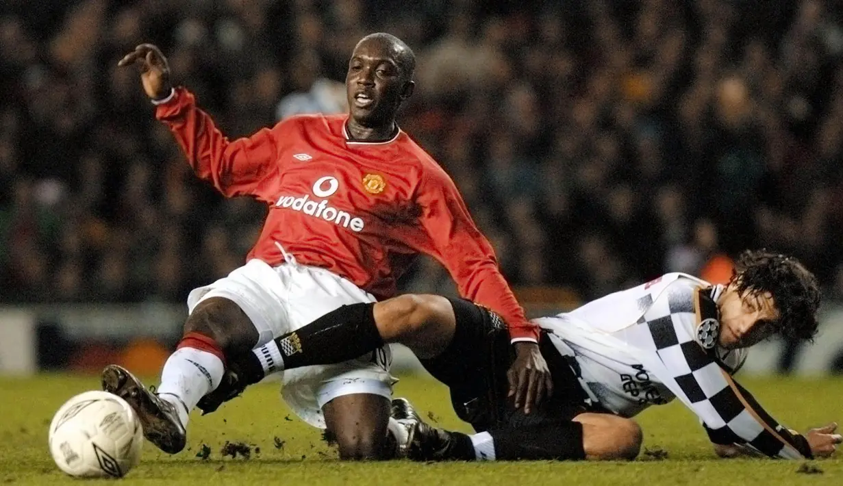 7. Dwight Yorke - Pada tahun 1998, MU mendatangkannya dari Aston Villa dengan harga yang relatif mahal kala itu, 19,25 juta euro. Duetnya bersama Andy Cole menjadi momok menakutkan bagi barisan pertahanan lawan. (AFP/Adrian Dennis)