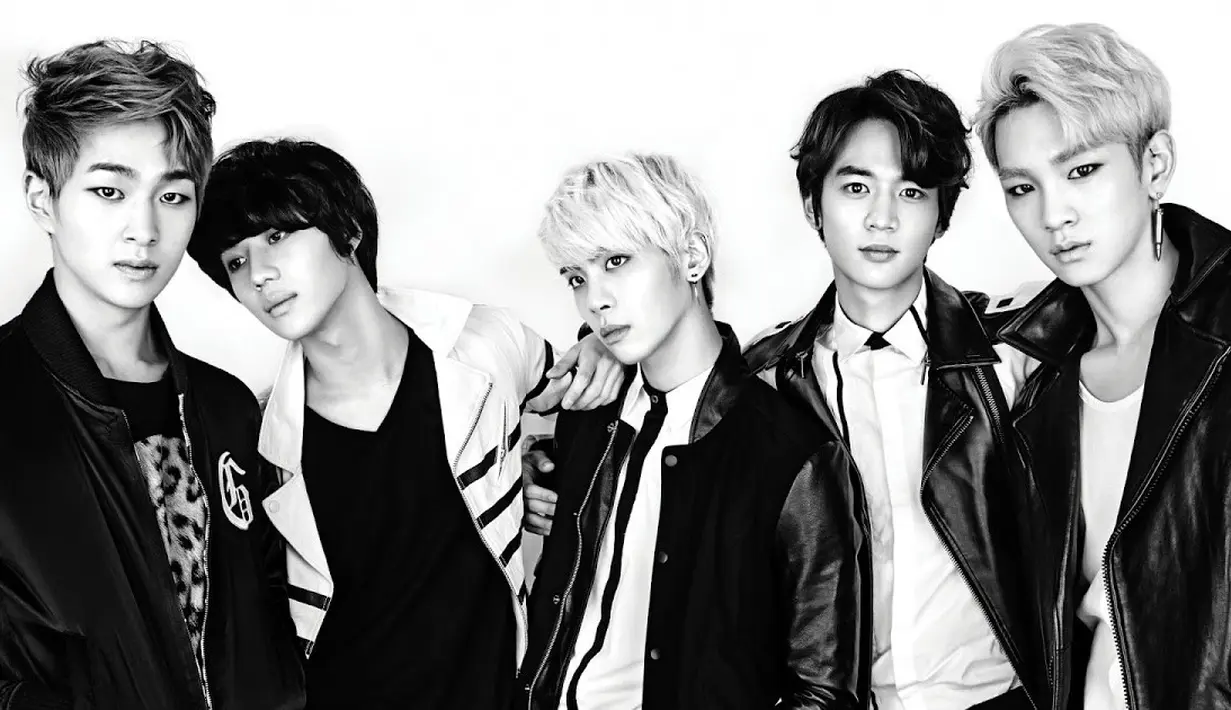 "Kami sangat bahagia dapat tampil di sini dengan Jonghyun bersama kita. SHINee selamanya tetap grup dengan lima personel. Tolong jangan lupakan Jonghyun," ujarnya. (Foto: dramafever.com)