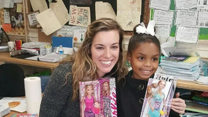 Demi Anak Tunawisma, Gadis Berhati Mulia Kumpulkan Ribuan Boneka