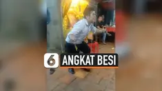 Seorang pria Vietnam membuktikan dirinya mampu mengangkat 4 kilogram bola besi dengan hanya menggunakan kelopak matanya. Trik ini telah ia pelajari selama bertahun-tahun.