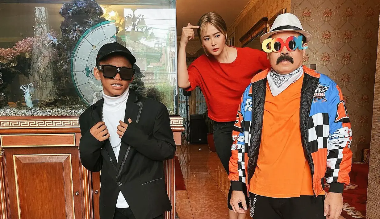 Adam Suseno berdandan ala model Citayam Fashion Week. (Foto: Instagram/ inul.d)