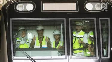 Gubernur DKI Jakarta Anies Baswedan didampingi anaknya Kaisar Baswedan dan Direktur Utama PT MRT Jakarta William Sabandar berfoto bersama saat meninjau kereta Mass Rapid Transit (MRT) di Depo Lebak Bulus, Jakarta, Kamis (12/4).(Liputan6.com/Arya Manggala)