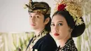 Sementara itu, Shenina memancarkan keanggunan dengan kebaya beludru hitam bersulam benang emas, dipadukan dengan kain songket dan perhiasan emas. Hiasan kepala bunga emas dan mawar melengkapi tampilannya yang elegan. [@angga].