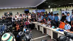 Staf Kemenhub dan Kepala Badan SAR Kota Surabaya Hernanto menggelar jumpa pers terkait pencarian AirAsia QZ8501 di Surabaya, Jawa Timur, Senin (29/12/2014). (Liputan6.com/Johan Tallo)