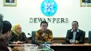 Ketua Dewan Pers, Yosep Adi Presetyo (tengah) bersama Ketua AMSI Wenseslaus Manggut (kanan) berbincang dengan para anggota AMSI saat memperkenalkan susunan Pengurus Pusat AMSI di Jakarta, Senin (18/9). (Liputan6.com/Helmi Afandi)