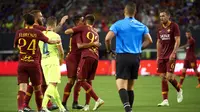 Para pemain AS Roma merayakan kemenangan atas Barcelona pada laga International Championship Cup di Stadion AT&T, Texas, Selasa (31/7/2018). AS Roma menang 4-2 atas Barcelona. (AFP/Cooper Neill)