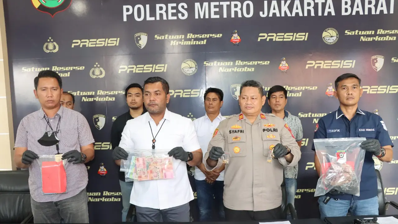 Kasat Reskrim Polres Metro Jakarta Barat Kompol Haris Kurniawan, menjelaskan awal mula kejadian ketika pelaku yang merupakan mantan suami SM datang kerumah korban untuk mengurus akte perceraian.