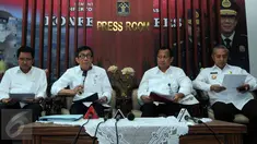 MenkumHAM, Yasonna H Laoly (kedua kiri) memberikan keterangan pers di Gedung Kemenkumham, Jakarta, (17/2). MenkumHAM mengesahkan kembali surat kepengurusan DPP Partai Persatuan Pembangunan hasil Muktamar Bandung. (Liputan6.com/Helmi Afandi)
