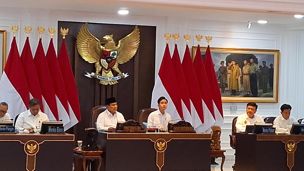 Presiden RI Prabowo Subianto memimpin sidang kabinet paripurna di Kantor Presiden, Jakarta bersama Kabinet Merah Putih, Senin (2/12/2024).