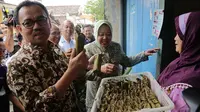Menteri ESDM Sudirman Said dan Walikota Surabaya Tri Rismaharini mengunjungi Kampung Lontong.