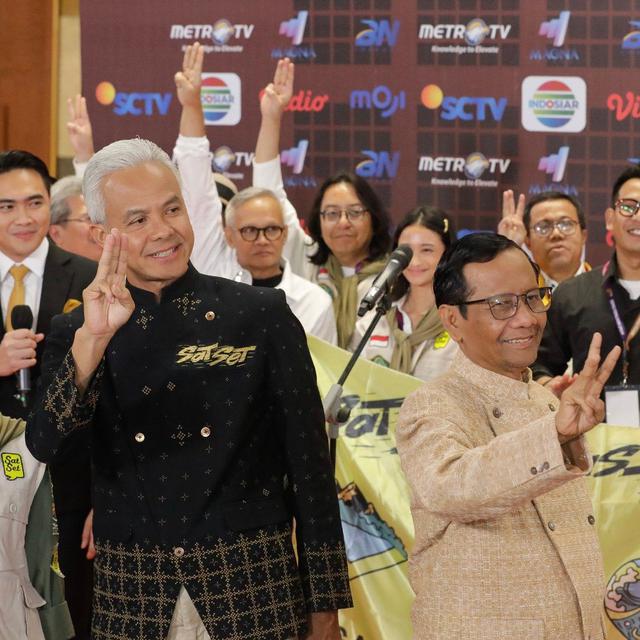 8 Potret Outfit Ganjar Pranowo dan Mahfud MD yang Selalu Totalitas saat Debat, Jaket Top Gun-Anak Mapala