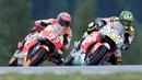 Pebalap LCR Honda, Cal Crutchlow, menyalip pebalap Repsol Honda, Marc Marquez, dalam balapan MotoGP Brno di Sirkuit Autodrom Brno, Republik Ceska, Minggu, (21/8/2016). (AFP/Joe Klamar)