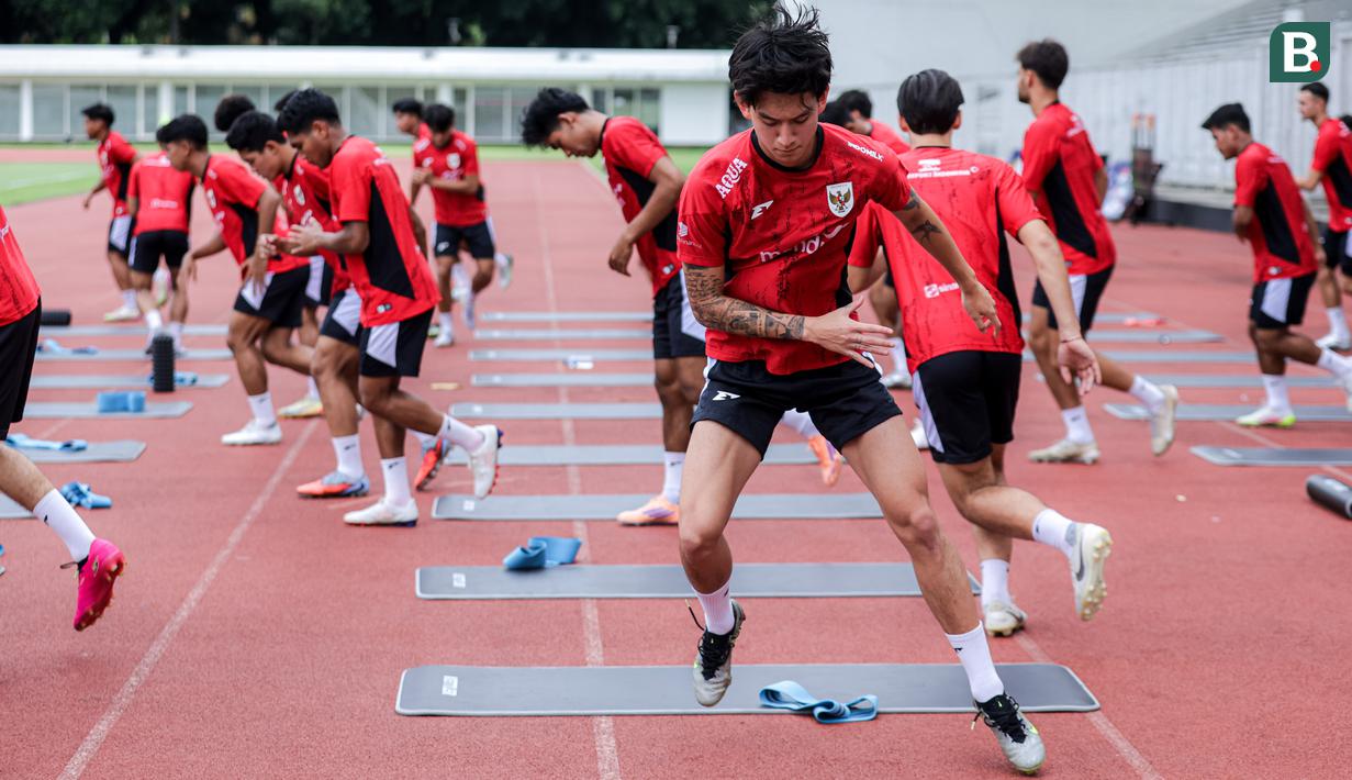 Luke Xavier Keet melakukan pemanasan saat latihan perdana Timnas Indonesia U-22 untuk SEA Games 2025 di Stadion Madya, Senayan, Jakarta, Selasa (11/11/2025). (Bola.com/Bagaskara Lazuardi)