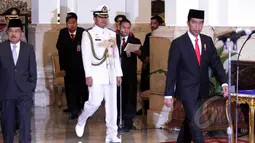 Presiden Joko Widodo dan Wapres Jusuf Kalla tiba di Istana Negara, Jakarta, untuk memimpin pelantikan 3 pejabat Plt pimpinan KPK, yakni Johan Budi Sapto Prabowo, Taufiequrachman Ruki dan Indriyanto Seno Aji, Jumat (20/2/2015). (Liputan6.com/Faizal Fanani)