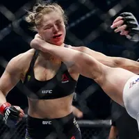 Ketika banyak orang yang membicarakannya karena kalah dari Holly Holm, Ronda Rousey lebih memilih untuk curhat di Instagram.
