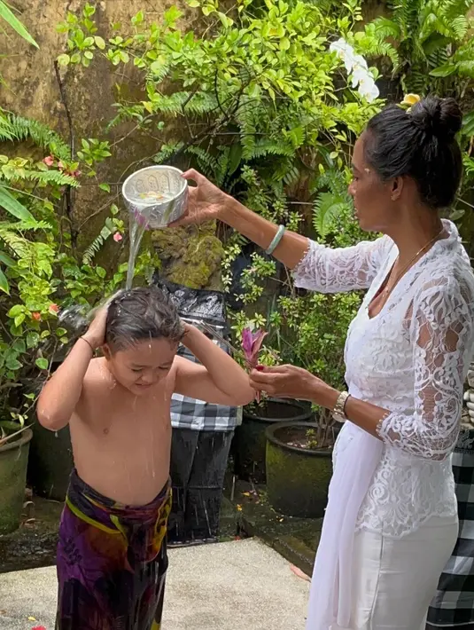 Begini momen saat El Barack, disiram air saat ritual melukat. (Foto: Instagram/@inijedar)