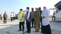 Wakil Presiden RI, Ma&rsquo;ruf Amin, melepas calon jemaah haji kloter pertama dari Embarkasi Surabaya, Sabtu 4 Juni 2022, dari Bandara Internasional Juanda Surabaya (Liputan6.com/Delvira Hutabarat)