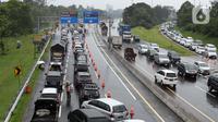 Sejumlah kendaraan berhenti di jalan tol Jagorawi menanti waktu buka tutup jalur menuju kawasan wisata puncak, Bogor, Jawa Barat, Sabtu (31/10/2020). Akhir pekan beriringan dengan libur panjang dimanfaatkan warga untuk mengunjungi lokasi-lokasi wiisata. (Liputan6.com/Helmi Fithriansyah)