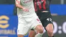 Pemain AS Roma Nemanja Matic (kiri) berebut bola dengan pemain AC Milan Tommaso Pobega pada pertandingan sepak bola Serie A Liga Italia di Stadion San Siro, Milan, Italia, 8 Januari 2023. Pertandingan berakhir imbang 2-2. (AP Photo/Antonio Calanni)