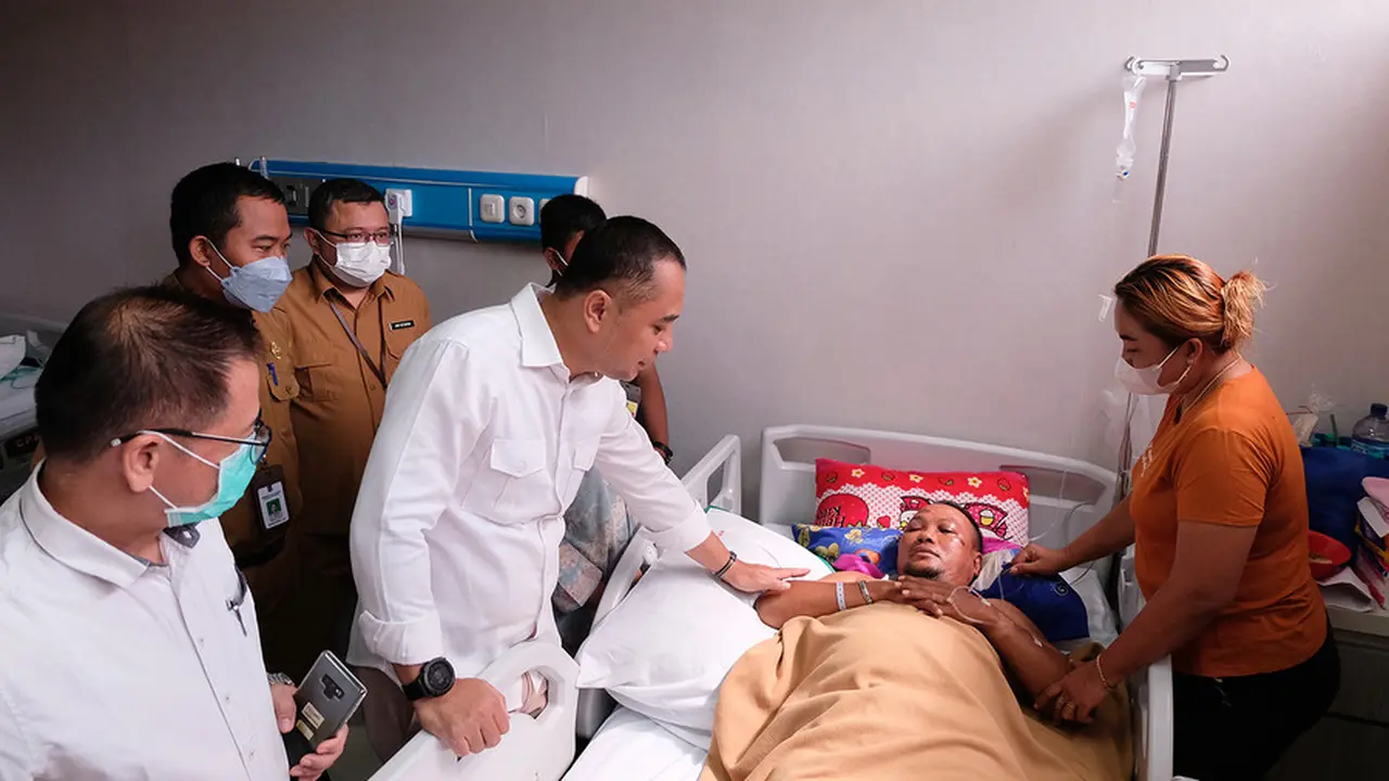 Eri Cahyadi saat menjenguk anggota Satpol PP Surabaya yang jadi korban tabrakan pemuda mabuk. (Istimewa)