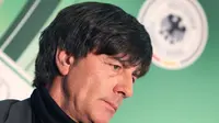 Pelatih tim nasional Jerman Joachim Low dalam sesi konferensi pers di Frankfurt, 31 Oktober 2016. (AFP/Daniel Roland)