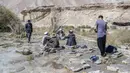 Wisatawan menikmati hari mereka di Danau Band e-Amir, Provinsi Bamiyan, 4 Oktober 2021. Danau Band-e Amir yang memiliki perairan biru menakjubkan disebut juga sebagai Grand Canyon Afghanistan. (BULENT KILIC/AFP)