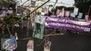 Tangkai pohon kering dihiasi uang mainan dibawa saat aksi wanita menuntut keadilan iklim di depan Istana Negara, Jakarta, Selasa (17/5). Mereka meminta pemerintah tegas dan konsisten dalam langkah mengatasi perubahan iklim. (Liputan6.com/Faizal Fanani)