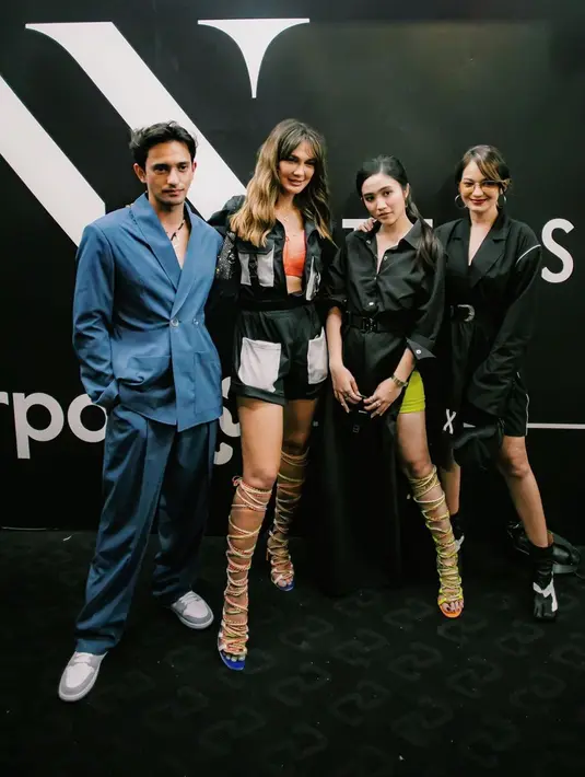 Ketika acara NYFW berlangsung, tak lupa Febby mengabadikan momen bersama selebriti lainnya dengan foto bersama. Ia tampak mengenakan dress hitam kompak dengan Luna Maya dan Enzy Storia. (Liputan6.com/IG/@omardaniel_)