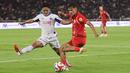 Duel antara Rio Fahmi (kiri) dan Dony Tri Pamungkas (kanan) saat pertandingan Persija Jakarta vs Arema FC BRI Super League pekan ke-20 yang berlangsung di Stadion Utama Gelora Bung Karno, Minggu (8/2/2026) malam WIB. (Bola.com/Abdul Aziz)