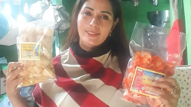 Zetria, pengusaha kerupuk kulit dan kerupuk Balado khas Minang. Dok pribadi