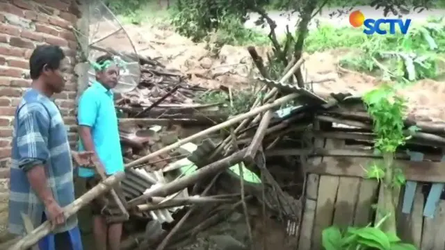 Pascalongsor warga Dusun Benglee, Desa Dlepih, Kecamatan Pracimantoro, Kabupaten Wonogori, Jawa Tengah mengungsi ke Balai Desa Dlepih.