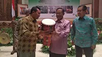 Menko Perekonomian Darmin Nasution meresmikan pencanangan Program Nasional Fasilitasi Sertifikasi Legalitas Kayu bagi industri kecil dan menengah (IKM),Jumat (24/8/2018). (Wilfridus Setu Embu/Merdeka.com)