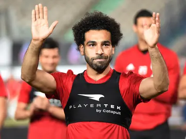Pesepakbola timnas Mesir, Mohamed Salah menghadiri sesi latihan terakhir bersama timnya di stadion internasional Kairo Sabtu (9/6). Salah terlibat latihan menjelang keberangkatan timnas Mesir menuju Piala Dunia 2018 di Rusia.  (AFP/Khaled DESOUKI)