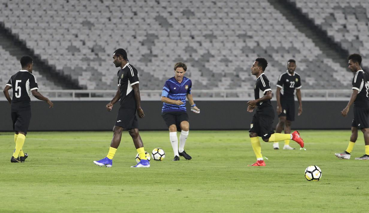 Pelatih Vanuatu, Paul Munster, memberikan instruksi kepada pemainnya saat latihan di SUGBK, Jakarta, Jumat (14/6). Latihan ini persiapan jelang laga persahabatan melawan Timnas Indonesia. (Bola.com/Yoppy Renato)