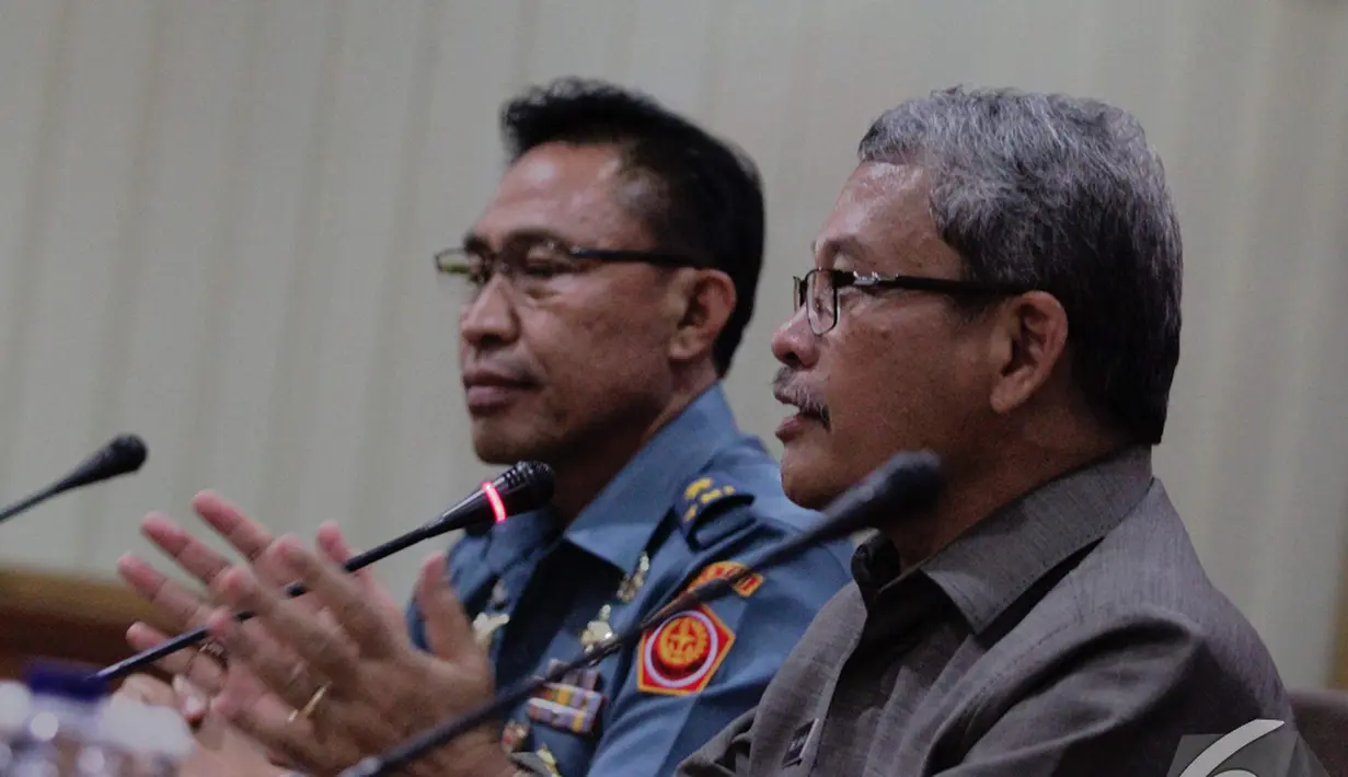 Dirjen Potensi Pertahanan Kementerian Pertahanan Timbul Siahaan (kanan) canangkan Gerakan Nasional Bela Negara di Gedung Media Kementerian Pertahanan RI, Jakarta, Selasa (9/12/2014). (Liputan6.com/Faizal Fanani)