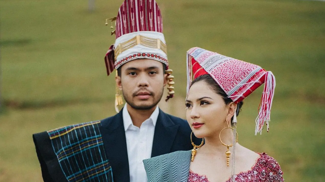 Potret Jessica Mila dan Yakup Hasibuan kenakan pakaian adat Batak Toba. (Foto: https://www.instagram.com/p/CrQoj-XpSkV/)