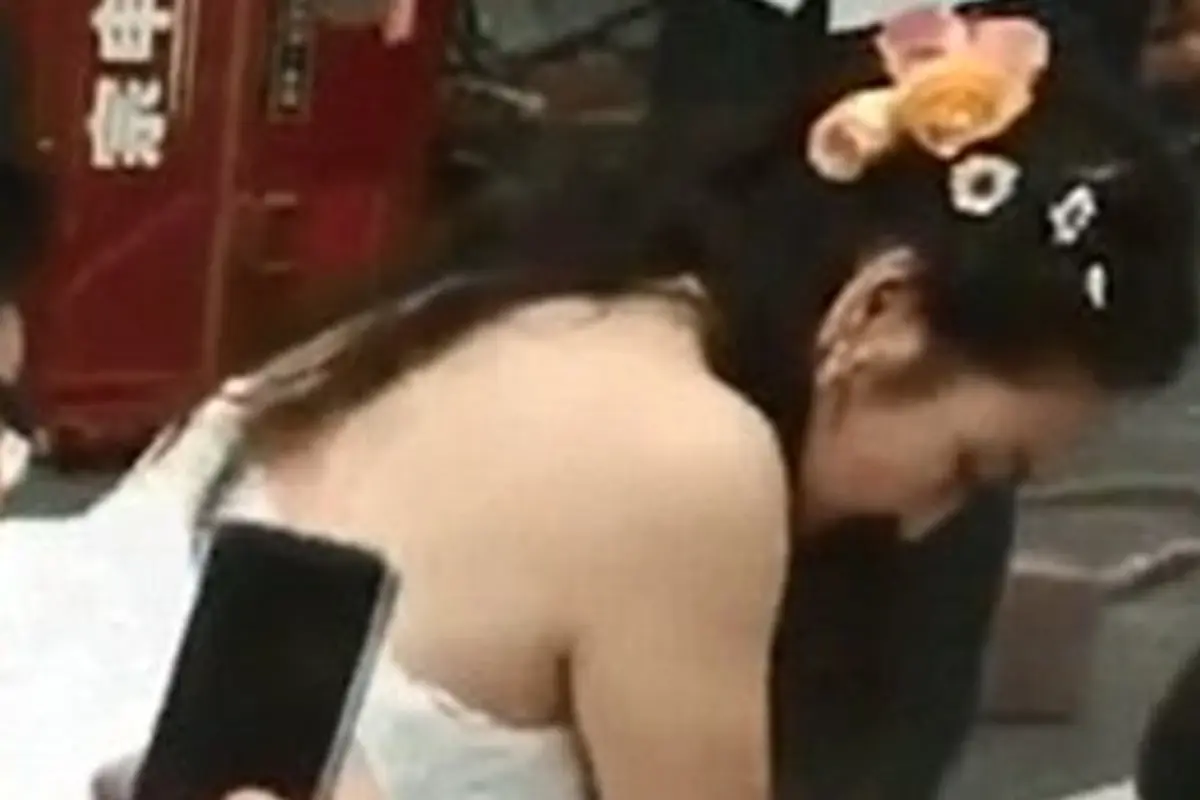 [Bintang] Mengenakan Baju Pengantin, Perempuan Ini Tolong Korban Kecelakaan di Jalan