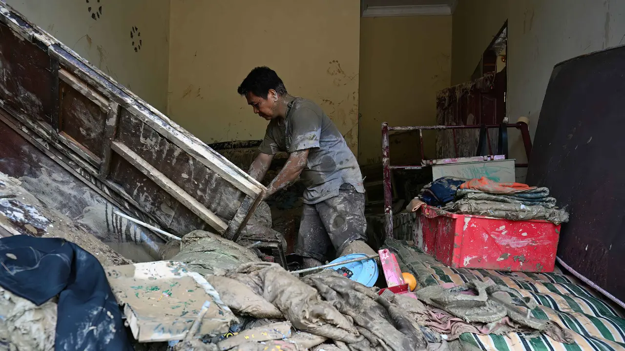 Banjir Bandang Sumatra: Kayu Gelondongan dan Lumpur Tutup Permukiman Warga di Garoga Sumatera Utara